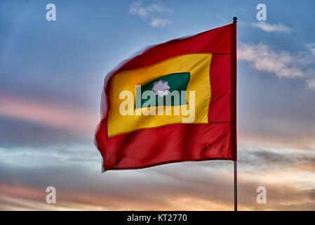 Winkende Cartagena Flagge wieder Sonnenuntergang Stockfoto