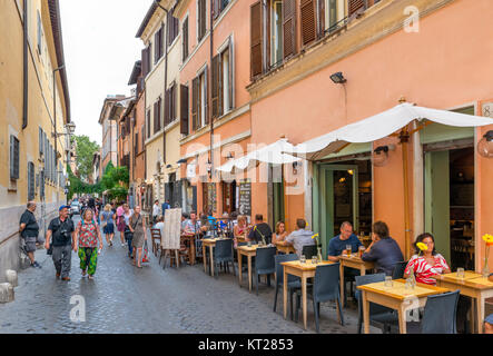 Straßencafés und Restaurants auf der Via della Lungaretta, Trastevere, Rom, Italien Stockfoto