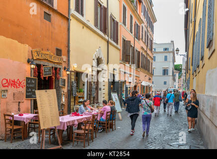 Sidewalk Cafe und Restaurant an der Via della Lungaretta, Trastevere, Rom, Italien Stockfoto