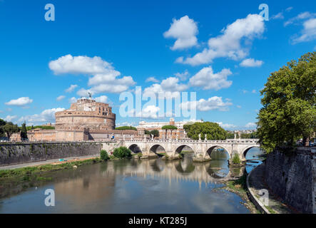 Das Castel Sant'Angelo und die Ponte Sant'Angelo über den Fluss Tiber, Rom, Italien Stockfoto