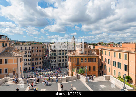 Blick von oberhalb der Spanischen Treppe, über die Piazza di Spagna und der Via dei Condotti, Rom, Italien suchen Stockfoto
