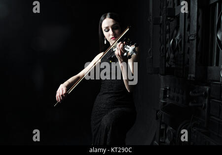Schöne Frau Violine zu spielen, Kunst, Emotionen Stockfoto
