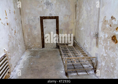 Typische Zelle mit verlassenen bed Frame in der Östliches Staatszuchthaus Historic Site, Philadelphia, USA. Stockfoto