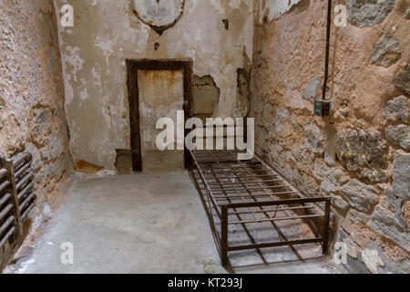 Typische Zelle mit verlassenen bed Frame in der Östliches Staatszuchthaus Historic Site, Philadelphia, USA. Stockfoto