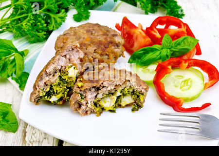 Schnitzel gefüllt mit Gemüse in der Platte an Bord Stockfoto