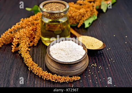 Mehl amaranth in Ton Schüssel mit Öl an Bord Stockfoto