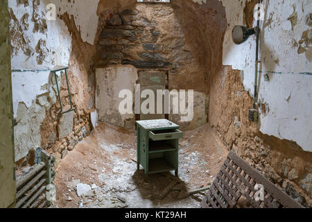 Abgebrochene Gefängniszelle mit stark beschädigten Wände in den Östliches Staatszuchthaus Historic Site, Philadelphia, USA. Stockfoto