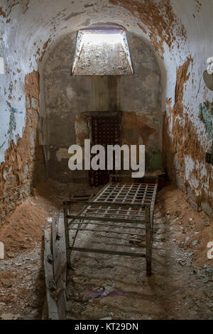 Typische Zelle mit verlassenen bed Frame in der Östliches Staatszuchthaus Historic Site, Philadelphia, USA. Stockfoto