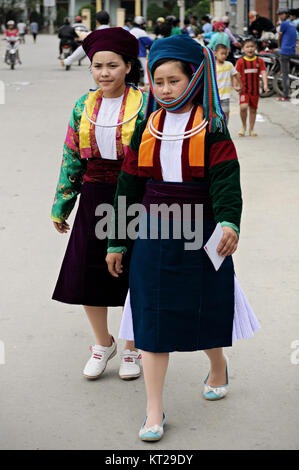 Junge Frauen mit traditioneller Kleidung bei Meo Vac ethnischen Markt, Provinz Ha Giang, Vietnam Stockfoto