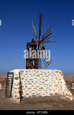 Alte runden Stein Windmühle in der Nähe von Tefia Dorf, Fuerteventura, Kanarische Inseln, Spanien Stockfoto