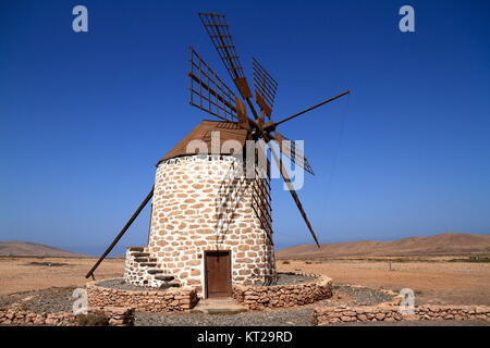 Alte runden Stein Windmühle in der Nähe von Tefia Dorf, Fuerteventura, Kanarische Inseln, Spanien Stockfoto