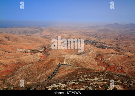 Vulkanische Landschaft. Panoramaaussicht auf Fuerteventura von Mirador Morro Velosa, Fuerteventura, Kanarische Inseln, Spanien Stockfoto