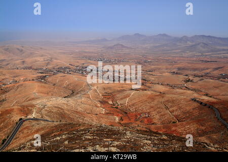 Vulkanische Landschaft. Panoramaaussicht auf Fuerteventura von Mirador Morro Velosa, Fuerteventura, Kanarische Inseln, Spanien Stockfoto