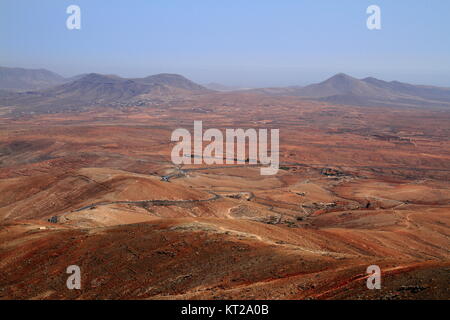 Vulkanische Landschaft. Panoramaaussicht auf Fuerteventura von Mirador Morro Velosa, Fuerteventura, Kanarische Inseln, Spanien Stockfoto