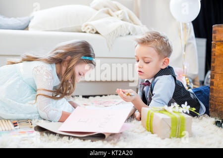Geschwister, die Vorbereitung zu präsentieren Stockfoto