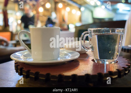 Türkischer Kaffee mit Wasser und Freude in einem Coffee Shop serviert. Stockfoto
