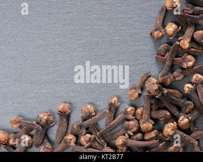 Nelken auf schiefer Hintergrund Stockfoto