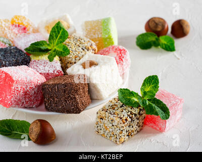 Turkish Delight auf weißem Hintergrund im Landhausstil Stockfoto