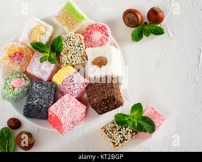 Turkish Delight auf weißem Hintergrund im Landhausstil Stockfoto