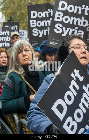 Die Menschen in der Masse, die mit 'Don't Bomb Syrien' Plakate bei der Kundgebung in Downing St. Stockfoto