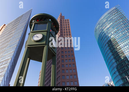 Berlin - Die Uhr auf und die hohen Gebäude von Posdam Square. Stockfoto