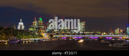 London - das abendliche Panorama der Stadt mit der Wolkenkratzer in der Mitte und Canary Wharf im Hintergrund. Stockfoto