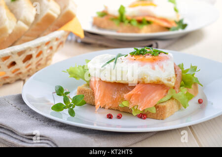 Toast mit geräuchertem Lachs und Spiegelei Herzform Stockfoto