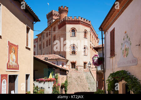 Barolo mittelalterlichen Burg und Bacco Wine Shop melden sie sich an einem sonnigen Sommertag, blauer Himmel, Barolo, Italien Stockfoto