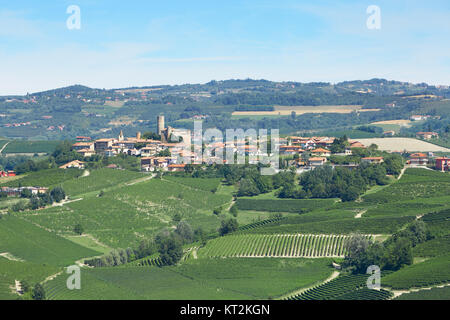 Serralunga Stadt in der Nähe von Alba in der Region Piemont, Italien Stockfoto