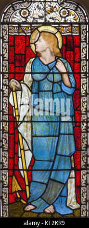 LONDON, Großbritannien - 17 September, 2017: Die symbolischen Kardinal Tugend der Hoffnung auf die Glasfenster in der Kirche St. Michael, Chester entfernt. Stockfoto