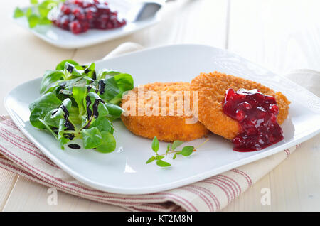 Gebackener Camembert mit Preiselbeersoße und Feldsalat, Nahaufnahme Stockfoto