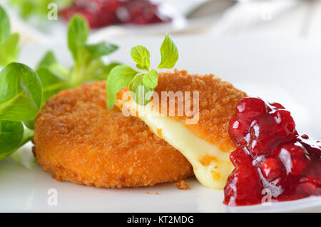 Gebackener Camembert mit Preiselbeersoße und Feldsalat, Nahaufnahme Stockfoto