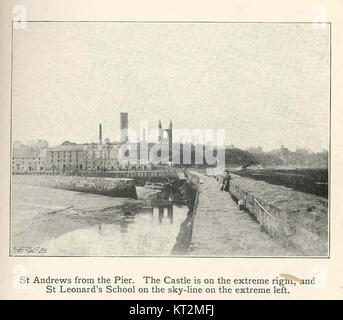 Ein malerischer Blick auf St. Andrews, mit dem Schloss ganz rechts und St. Leonard's School ganz links, vom Pier aus gesehen. Stockfoto