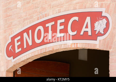 Wein Shop, Enoteca rote Zeichen mit Trauben und Korkenzieher Design auf rote Ziegel Wand in Barolo, Italien Stockfoto