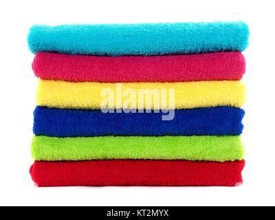 Farbige Handtücher vor einem weißen Hintergrund isoliert Stockfoto