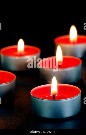 Duftende Candals vor schwarzem Hintergrund isoliert Stockfoto