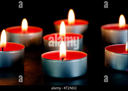 Duftende Candals vor schwarzem Hintergrund isoliert Stockfoto