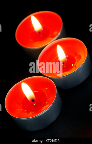 Duftende Candals vor schwarzem Hintergrund isoliert Stockfoto