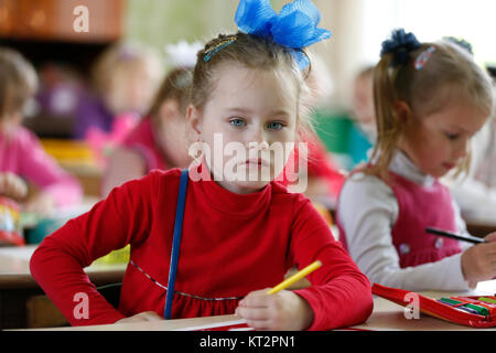 Belarus, die Stadt Gomel, 16. Mai, Kindergarten 2016 Volotovskaya. Kind Mädchen im Kindergarten. Vorschüler. Lernen, zu schreiben. Vorbereitung für die Schule. Pre Stockfoto