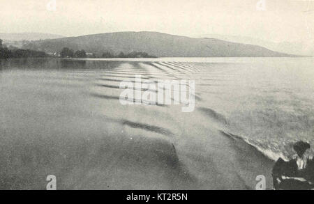 Ein wissenschaftliches Foto, das die Wellenspuren eines Dampfers auf Coniston-Wasser erfasst und Interferenzbänder zwischen divergierenden Wellen vom Bug und Heck zeigt. Stockfoto