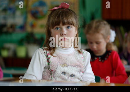 Belarus, die Stadt Gomel, 16. Mai, Kindergarten 2016 Volotovskaya. Kind Mädchen im Kindergarten. Vorschüler. Lernen, zu schreiben. Vorbereitung für die Schule. Pre Stockfoto