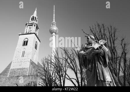 BERLIN, DEUTSCHLAND, Februar, 13, 2017: Die staue der Reformator Martin Luther vor der Marienkirche von Paul Martin Otto und Robert Toberenth Stockfoto