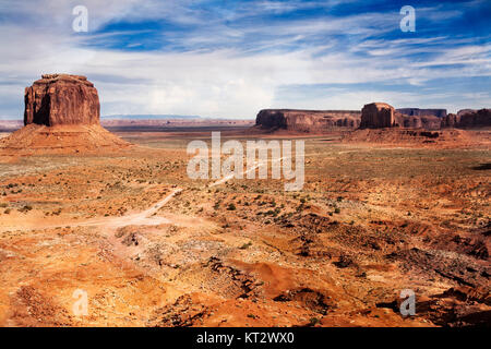 Die 17 km Tour Straße, schlängelt sich durch das Monument Valley an der Grenze von Arizona und Utah. Stockfoto