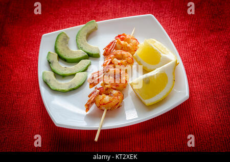 Garnelen Spieße mit Avocado und Zitronenscheiben Stockfoto