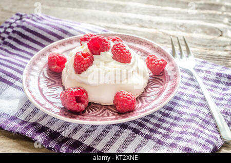 Baiser Kuchen mit frischen Beeren Stockfoto