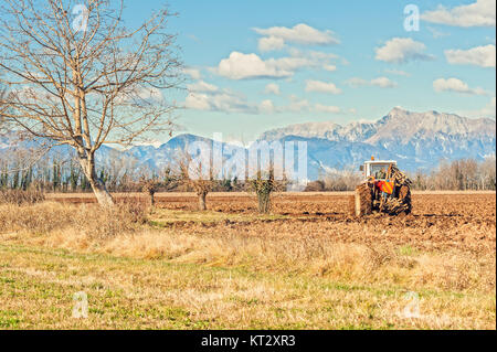 Landwirtschaftliche Landschaft mit Traktor pflügen. Stockfoto