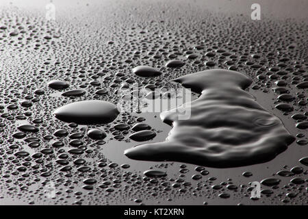 Wassertropfen mit Steinen Stockfoto