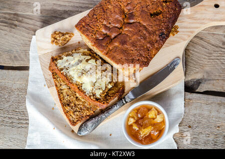 Laib Bananenbrot mit Apple confiture Stockfoto