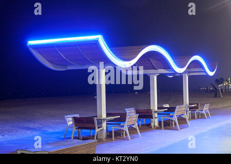 Bänke an der Umm Suqeim Strand in Dubai, Vereinigte Arabische Emirate Stockfoto