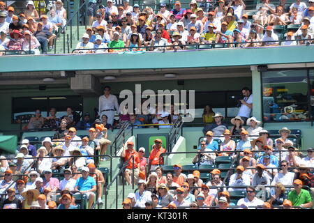 KEY BISCAYNE, FL - April 05: Novak Djokovic aus Serbien besiegt Andy Murray aus Großbritannien in den mens Endrunde während der Miami Öffnen bei Crandon Park Tennis Center am 5. April 2015 in Key Biscayne, Florida. Personen: Stockfoto